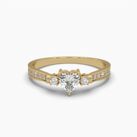 Anillo oro amarillo 14k con circonia de corazon en el centro y circonias redondas laterales.