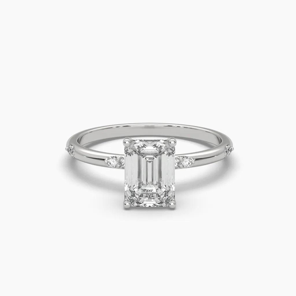 Anillo oro blanco 14k con circonia corte esmeralda y circonias redondas en el brazo.